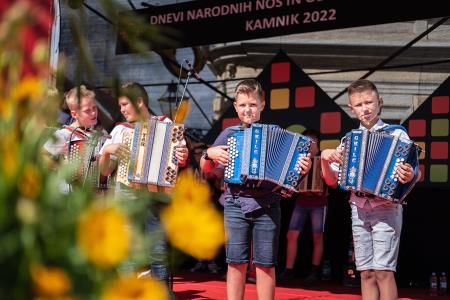 S soncem obsijan drugi festivalski dan 50. Dnevov narodnih noš in oblačilne dediščine v Kamniku (110)